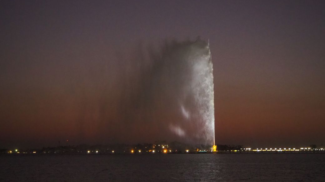 薄暮の紅海に噴き上がるジェッダの噴水（筆者撮影）
