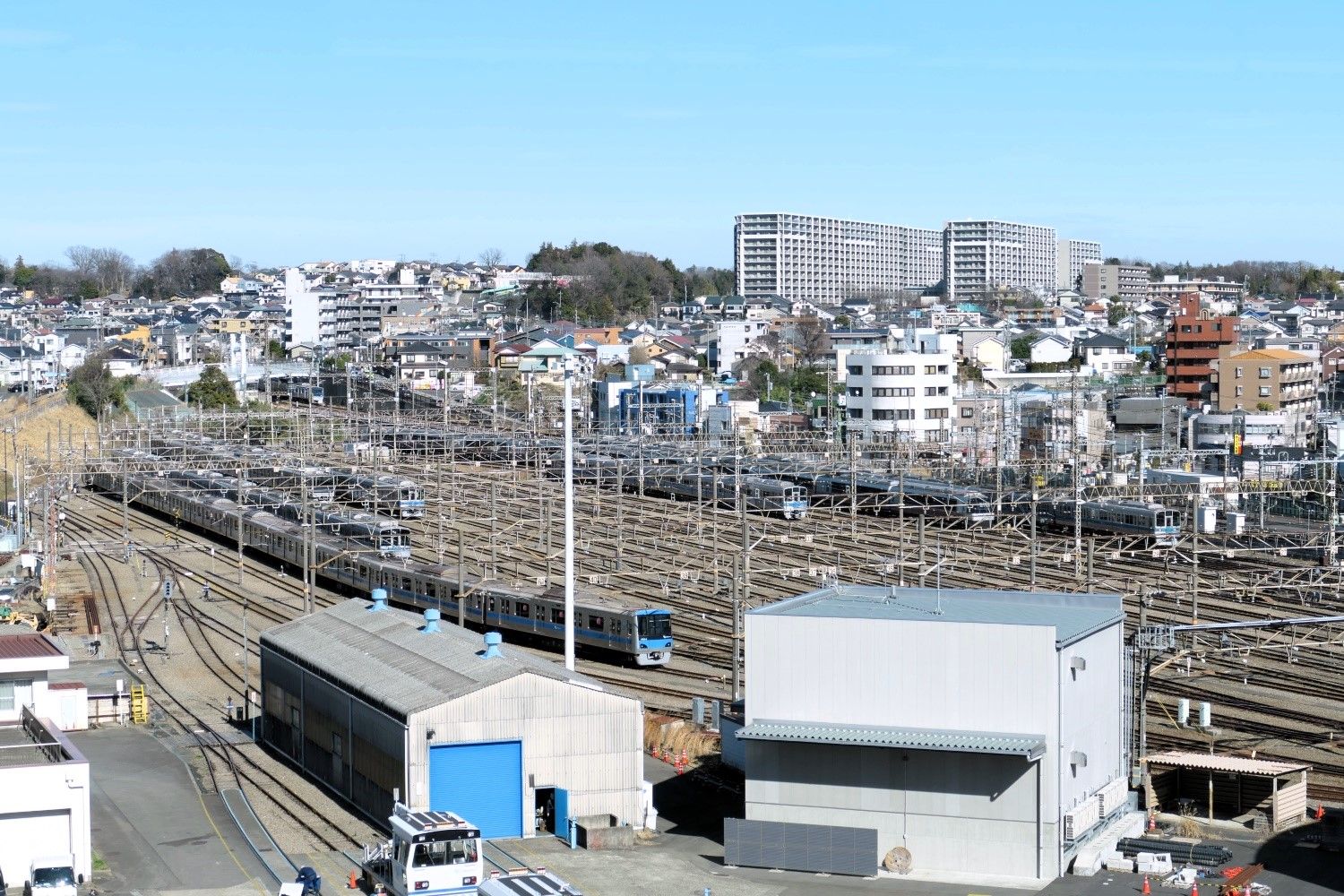 社員食堂からの眺め。車庫線がよく見える（記者撮影）