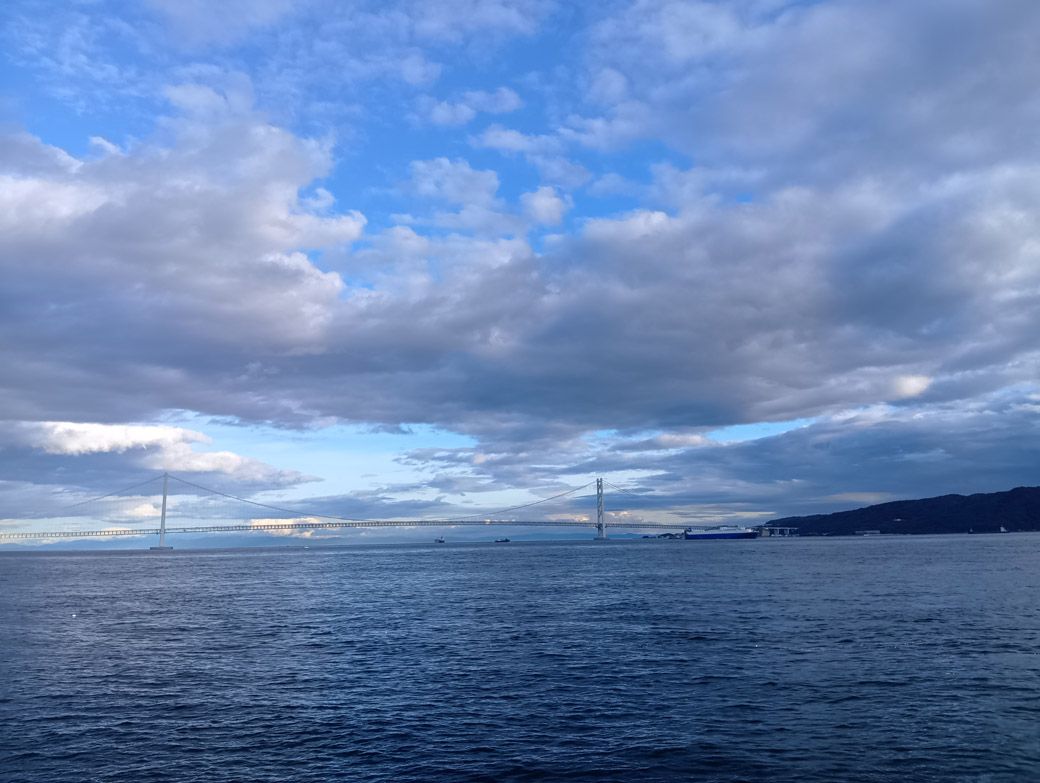 明石海峡大橋。右に見えるのが淡路島（筆者撮影）