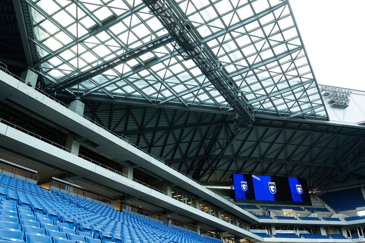 座席部分は雨で濡れないように屋根で覆われている ©GAMBAOSAKA