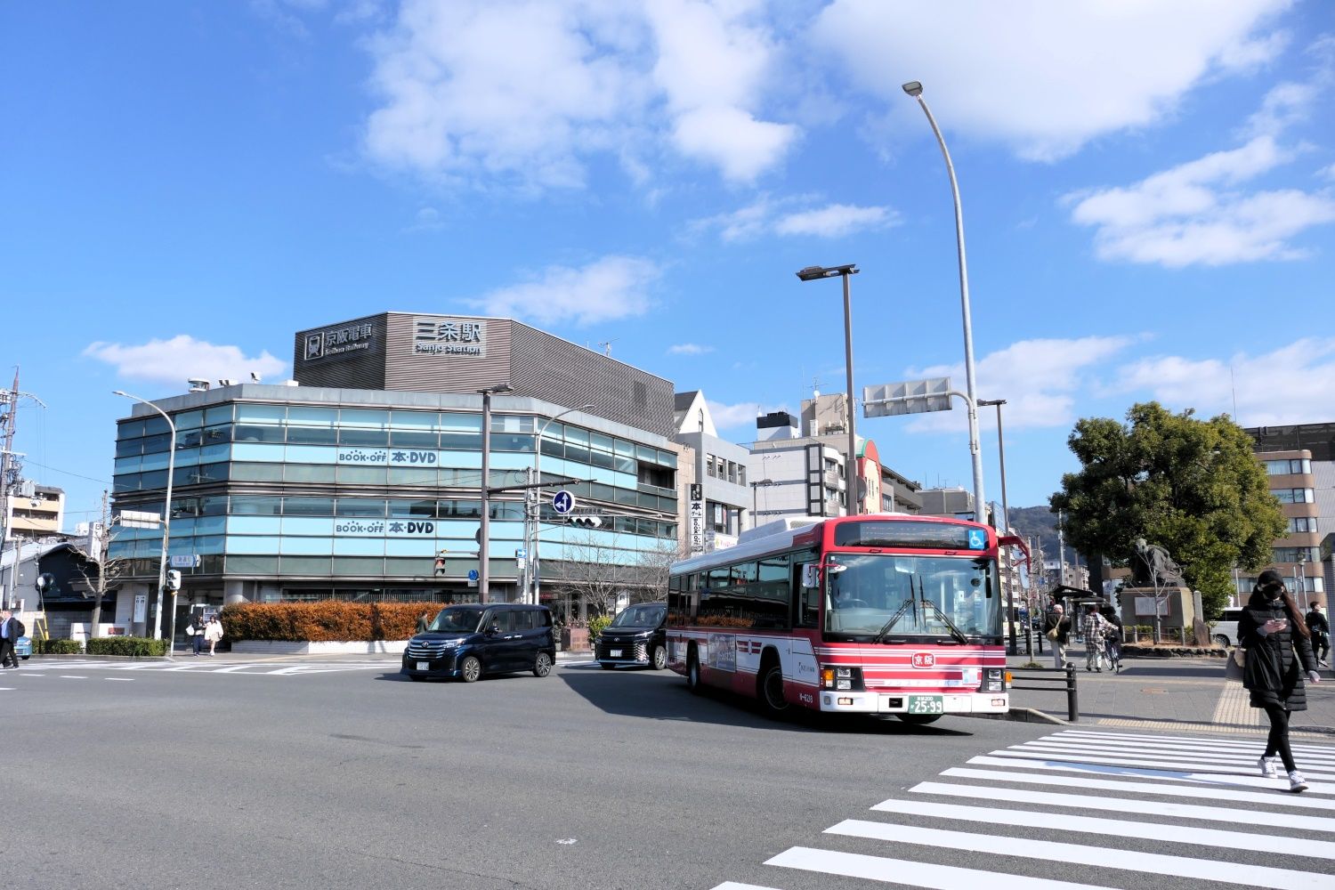 三条大橋の交差点から見た三条京阪北ビル