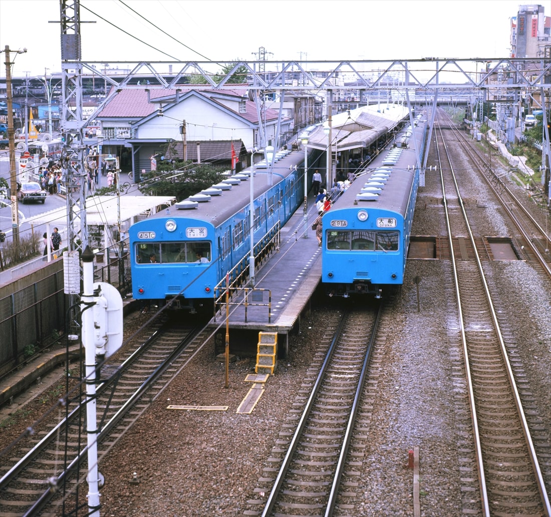 大井町駅に停車する京浜東北線の103系。車両も駅も周辺の風景も今とは大違いだ（撮影：南正時）