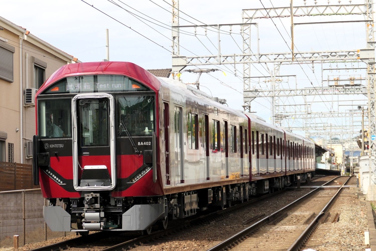 後ろから見た試運転中の8A系。上部の列車種別灯は後部標識灯を兼ねる（記者撮影）