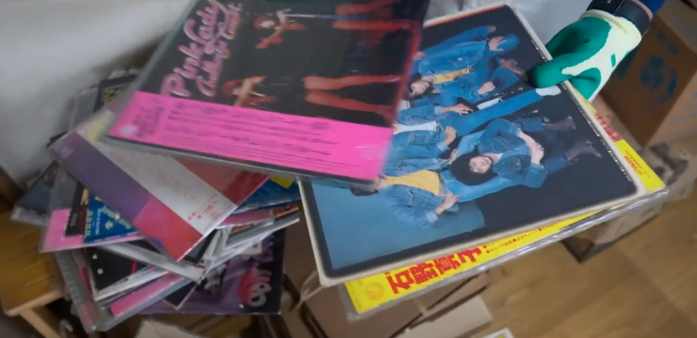 かつて子が残していったものだろうか。往年の歌手たちのレコードが大量に出てきた（写真：「イーブイ片付けチャンネル」より）