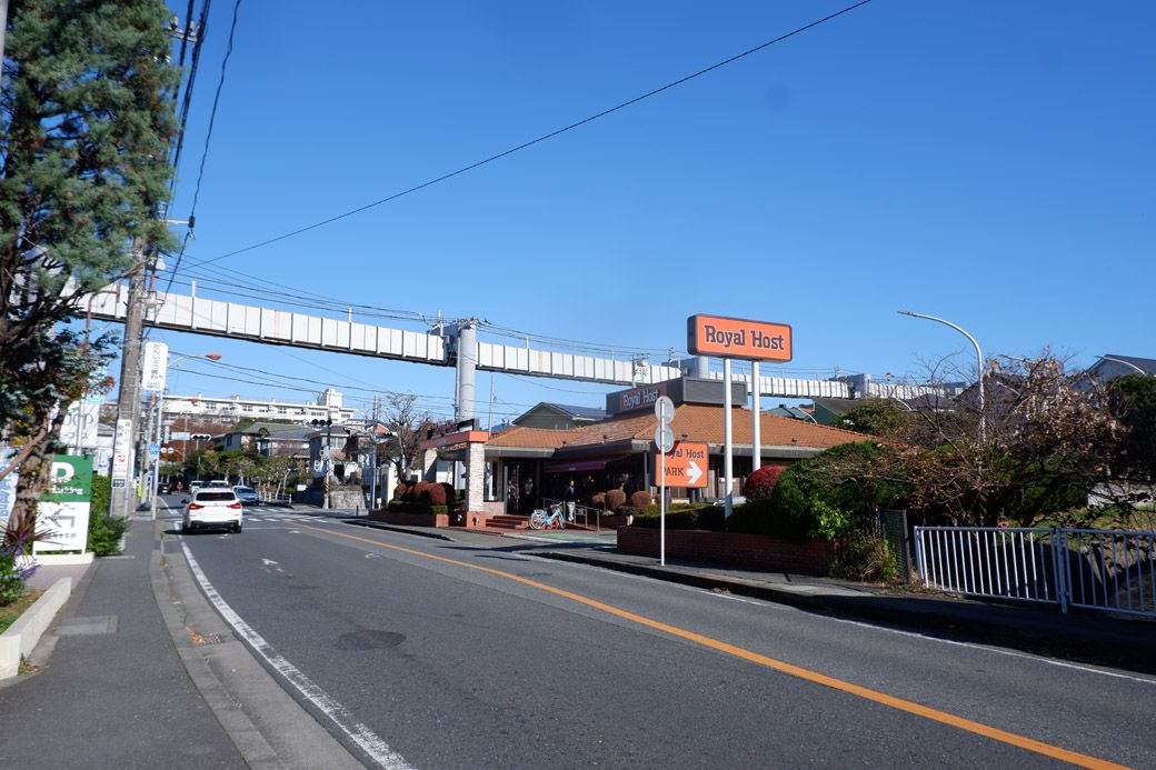 鎌倉山店は山あいの広い通りにある（写真：筆者撮影）