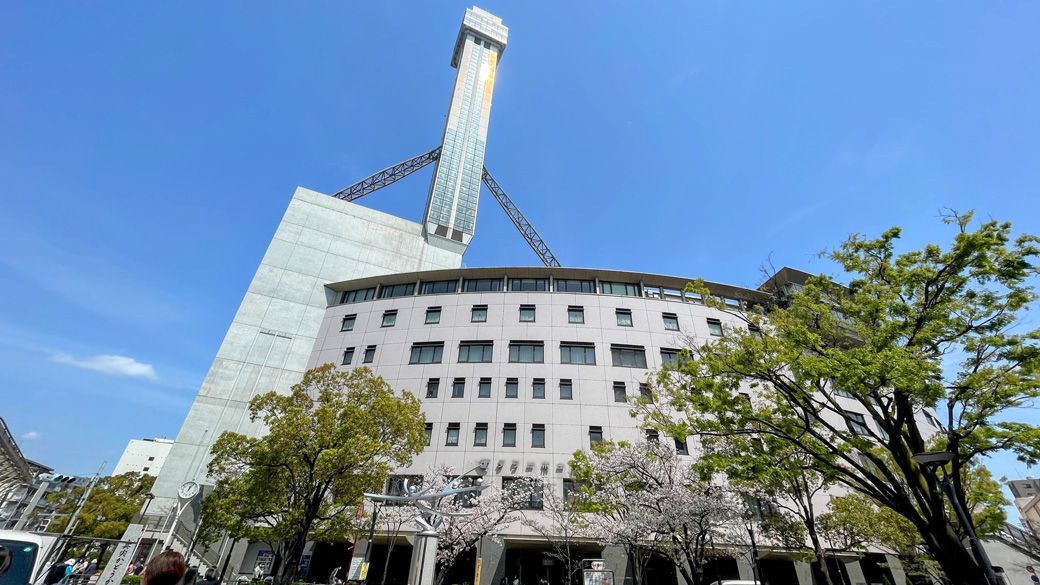 高さ115mのタワーホール船堀。コンサートホールや映画館、結婚式場、レストランなどが入る(筆者撮影)