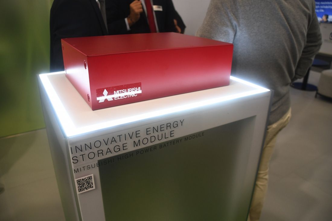 2024年の国際鉄道見本市「イノトランス」の三菱電機ブースに展示された次世代蓄電モジュール（記者撮影）