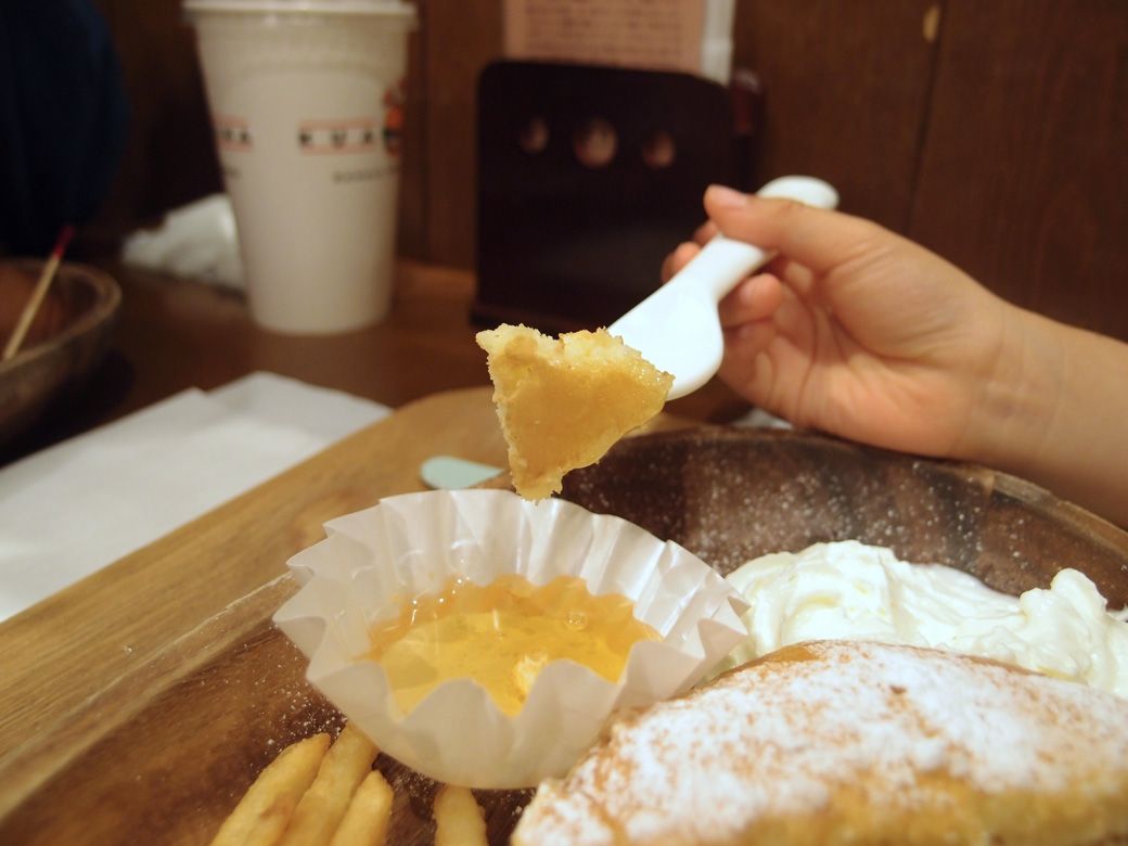 いっぱいはちみつをパンケーキに浸して食べる幸せ（写真：筆者撮影）
