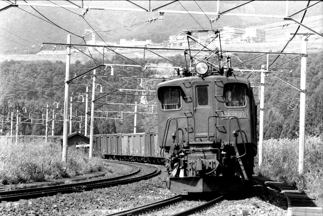 EF16形が先頭に立つ上越線の貨物列車（撮影：南正時）