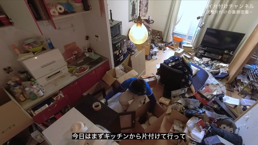生ゴミこそないものの、リビングにもモノが大量に詰め込まれている（画像：「イーブイ片付けチャンネル」より）