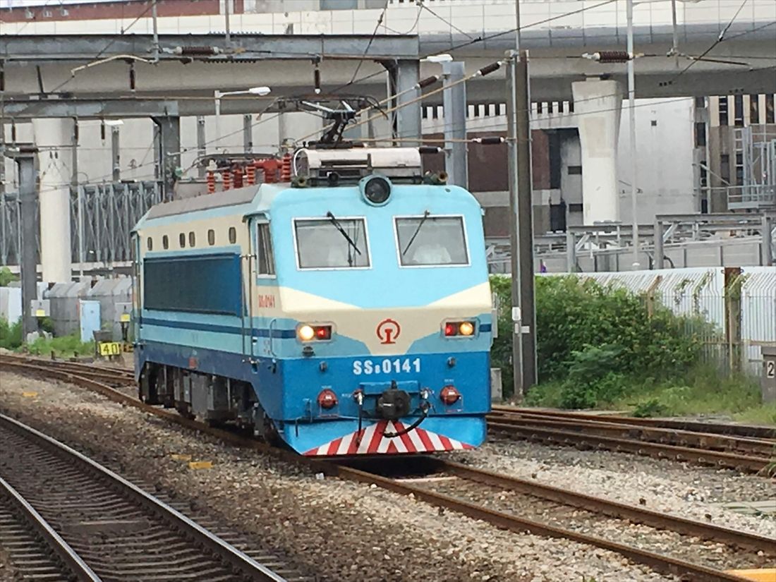 香港から中国本土へ向かう客車列車を牽引するためホンハム駅へ向かう電気機関車＝2018年（筆者撮影）