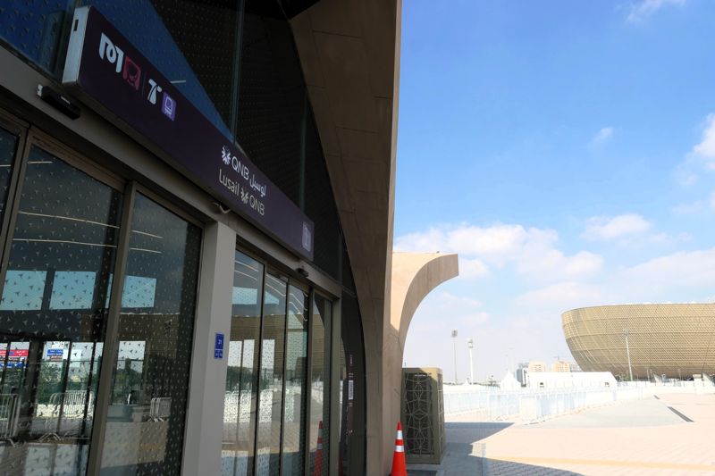 ルサイル駅はFIFAワールドカップ決勝戦が行われた競技場が隣接（筆者撮影）