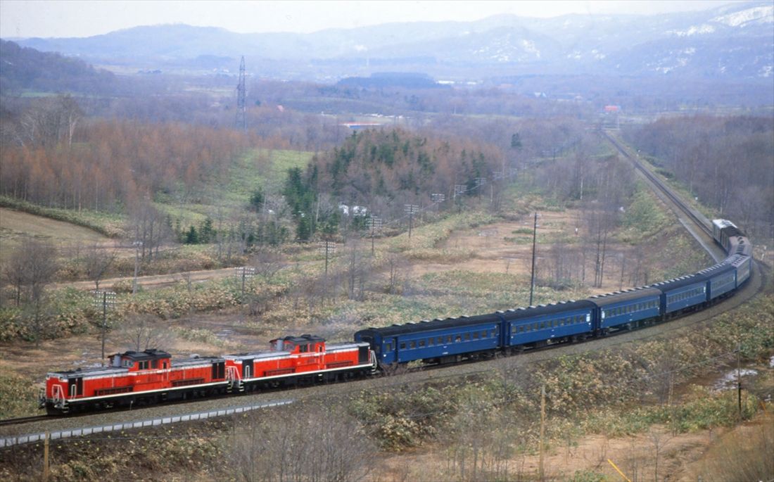 函館本線蕨岱付近を走るDD51形重連牽引の急行「ニセコ」（撮影：南正時）