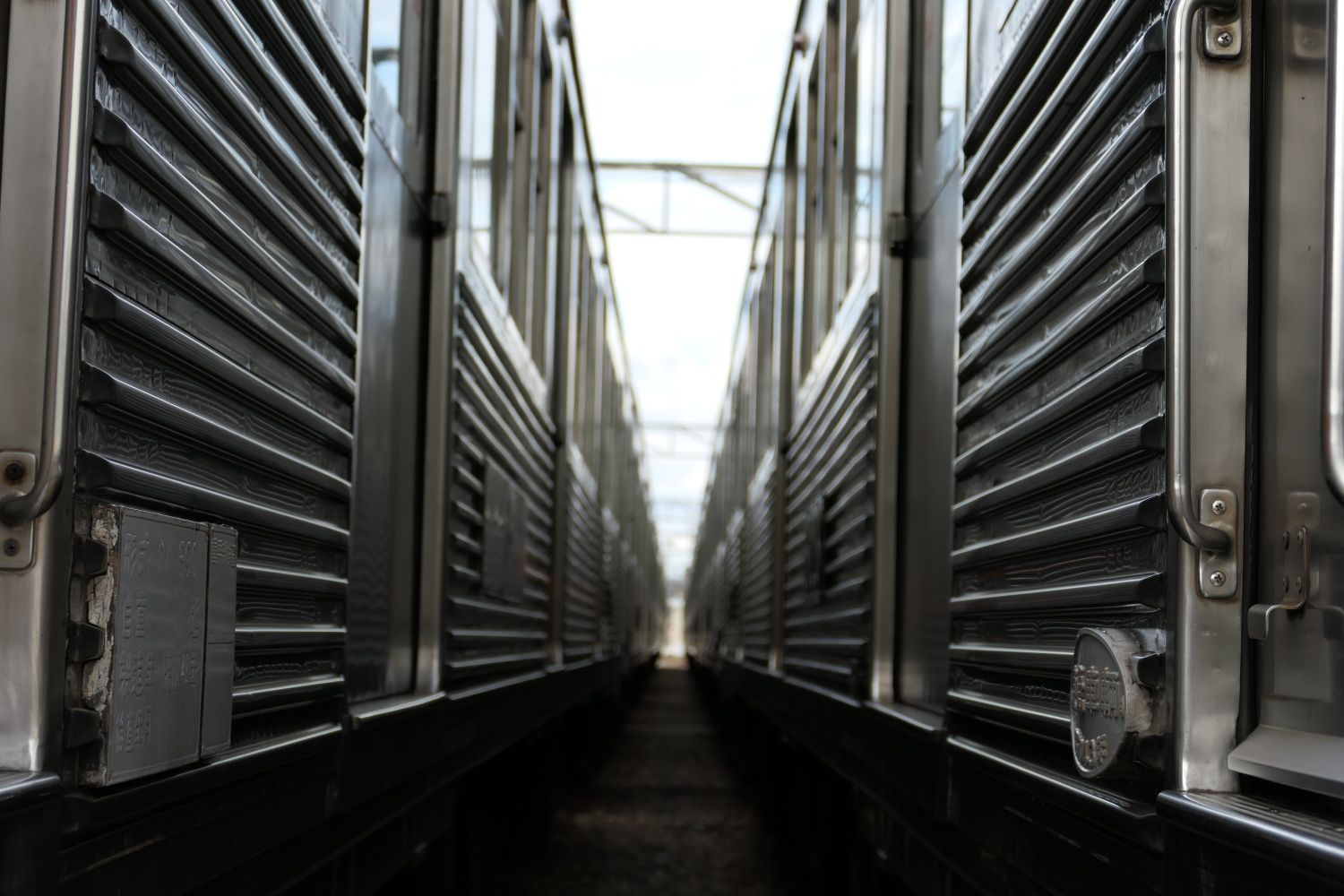 側面のコルゲート外板（記者撮影）