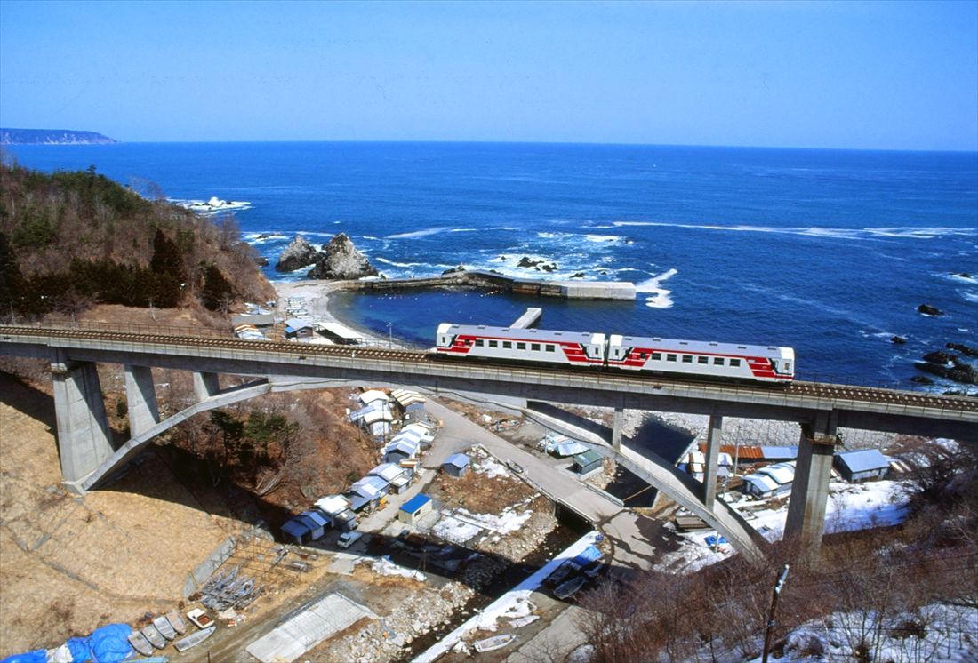 開業直後の三陸鉄道。リアス式海岸を望む＝堀内―白井海岸間（撮影：南正時）