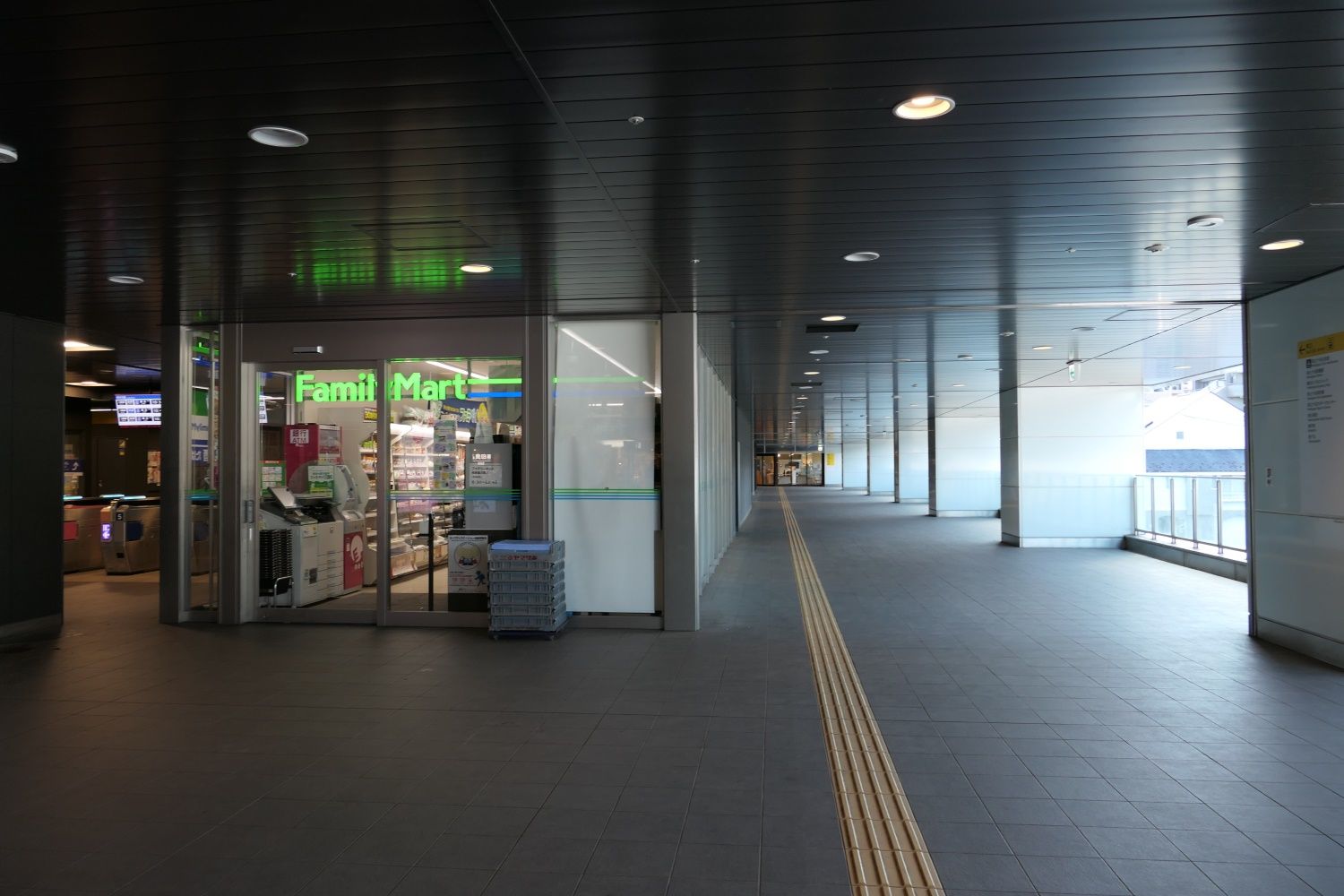 星川駅　ファミリーマート