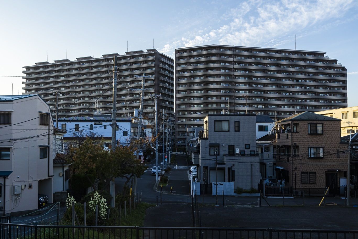 同じ敷地内に立つマンションの間を区境が走る（撮影：今井 康一）