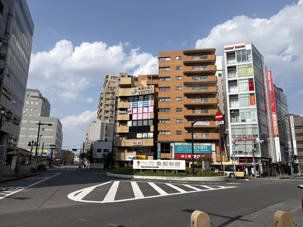 京王八王子駅前。JR八王子駅より店も人も少ない（写真：筆者撮影）