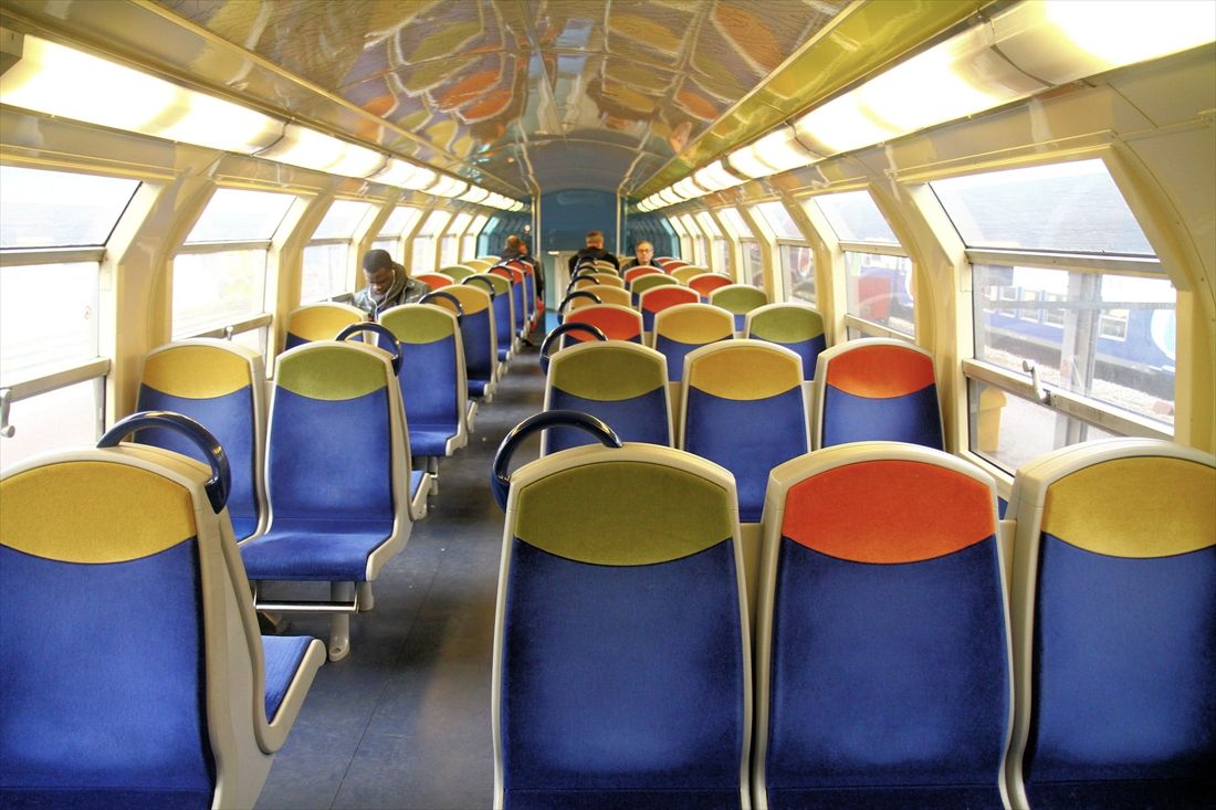 圧倒的な収容力を誇るZ8800型の2階席。横2+3列の座席配置だ（撮影：橋爪智之）