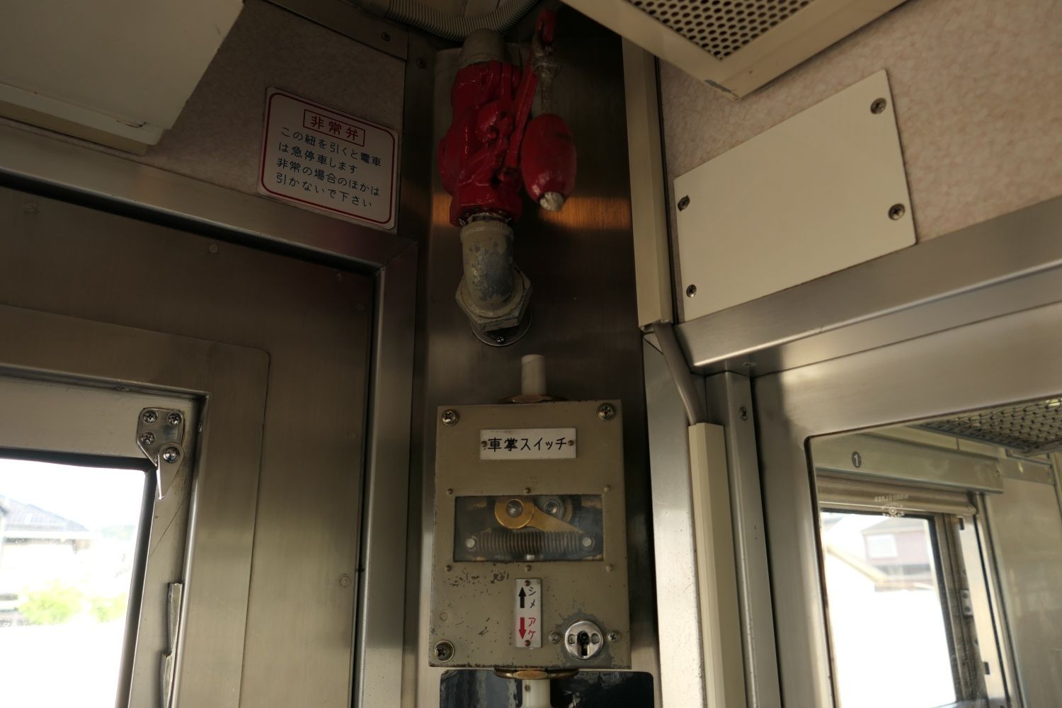 乗務員室の機器類（記者撮影）