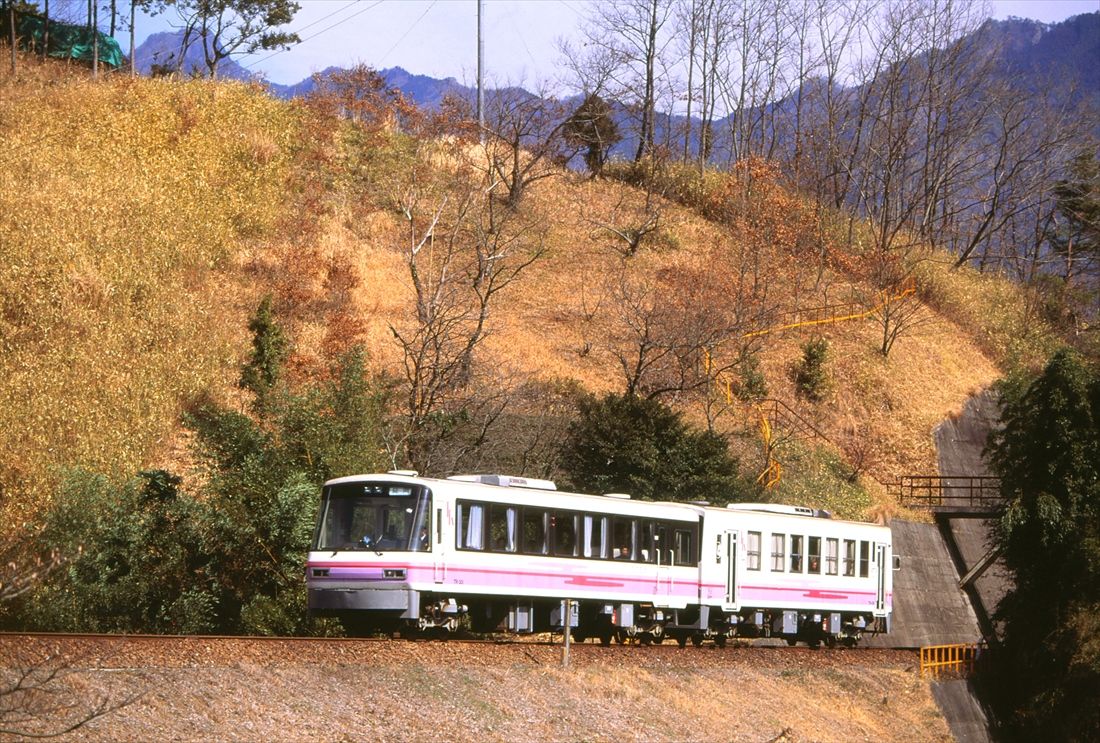 高千穂鉄道が観光向けに導入したTR-300形気動車（撮影：南正時）