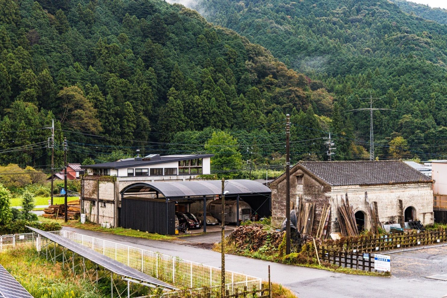 板荷駅前には木材が置かれている一角が。林業の町・鹿沼だ（撮影：鼠入昌史）