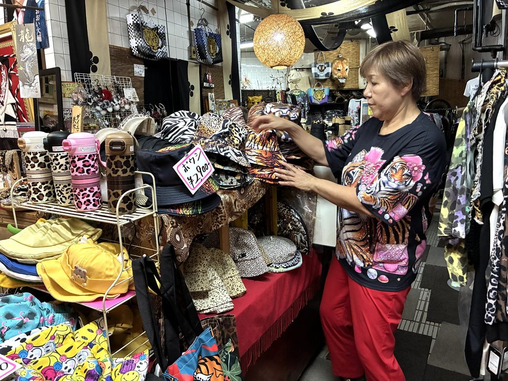 店頭に立つ高橋さん（筆者撮影）