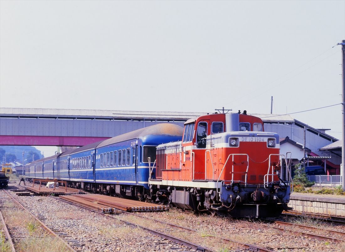 小浜駅に乗り入れた20系客車とDE10形（撮影：南正時）