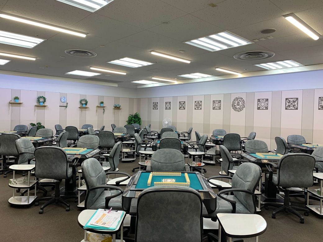 ニューロン麻雀スクール 大井町校内。連日この席が満席となるほど盛況だ（筆者撮影）