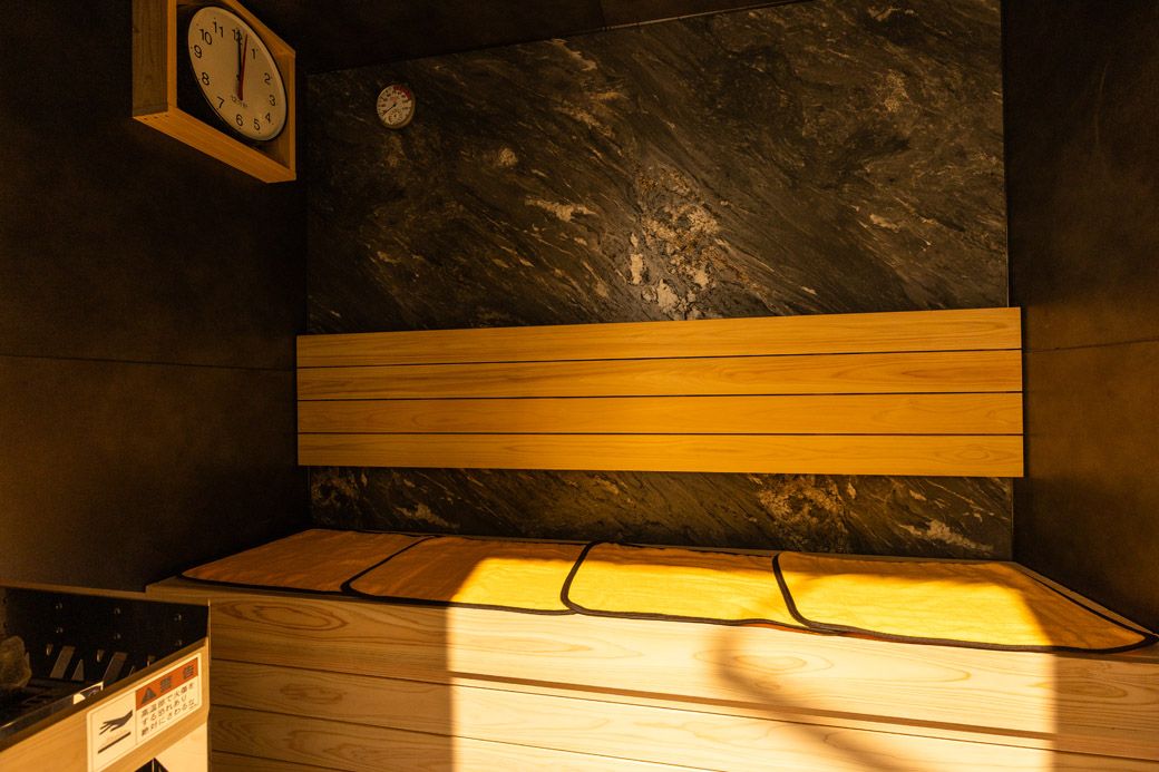 個室サウナには水風呂付き（写真：フィットイージー提供）