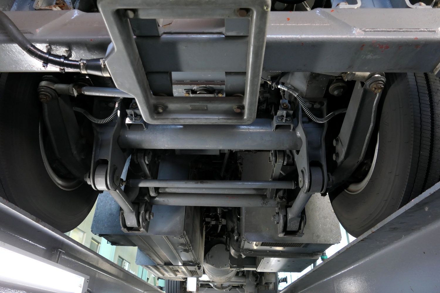 下から見上げたタイヤの部分（記者撮影）