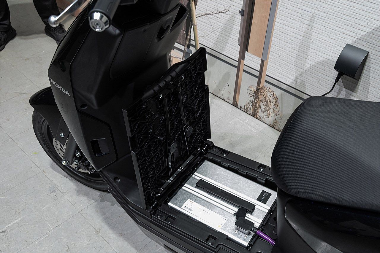 原付一種のホンダ新型電動スクーター｢アイコンe:｣（写真：三木 宏章）
