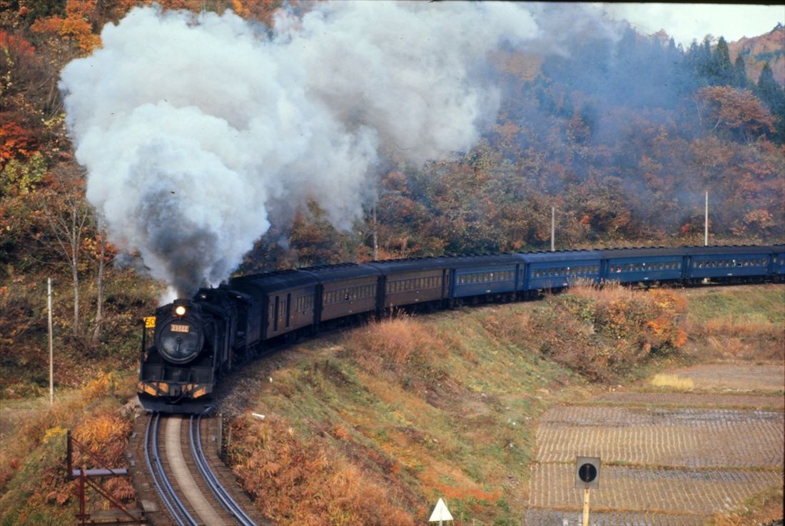 重連で宇津峠に挑む米坂線の米沢行き通勤列車（撮影：南正時）