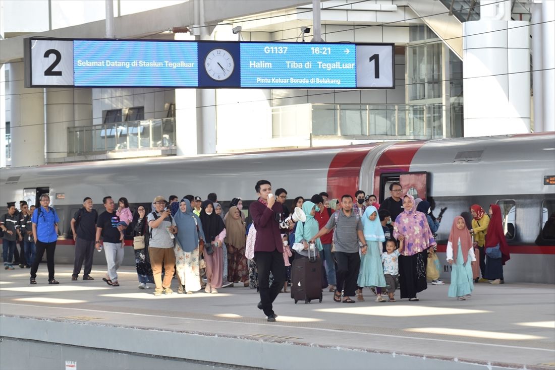 テガルアール駅にジャカルタ方面からの高速鉄道が到着（筆者撮影）