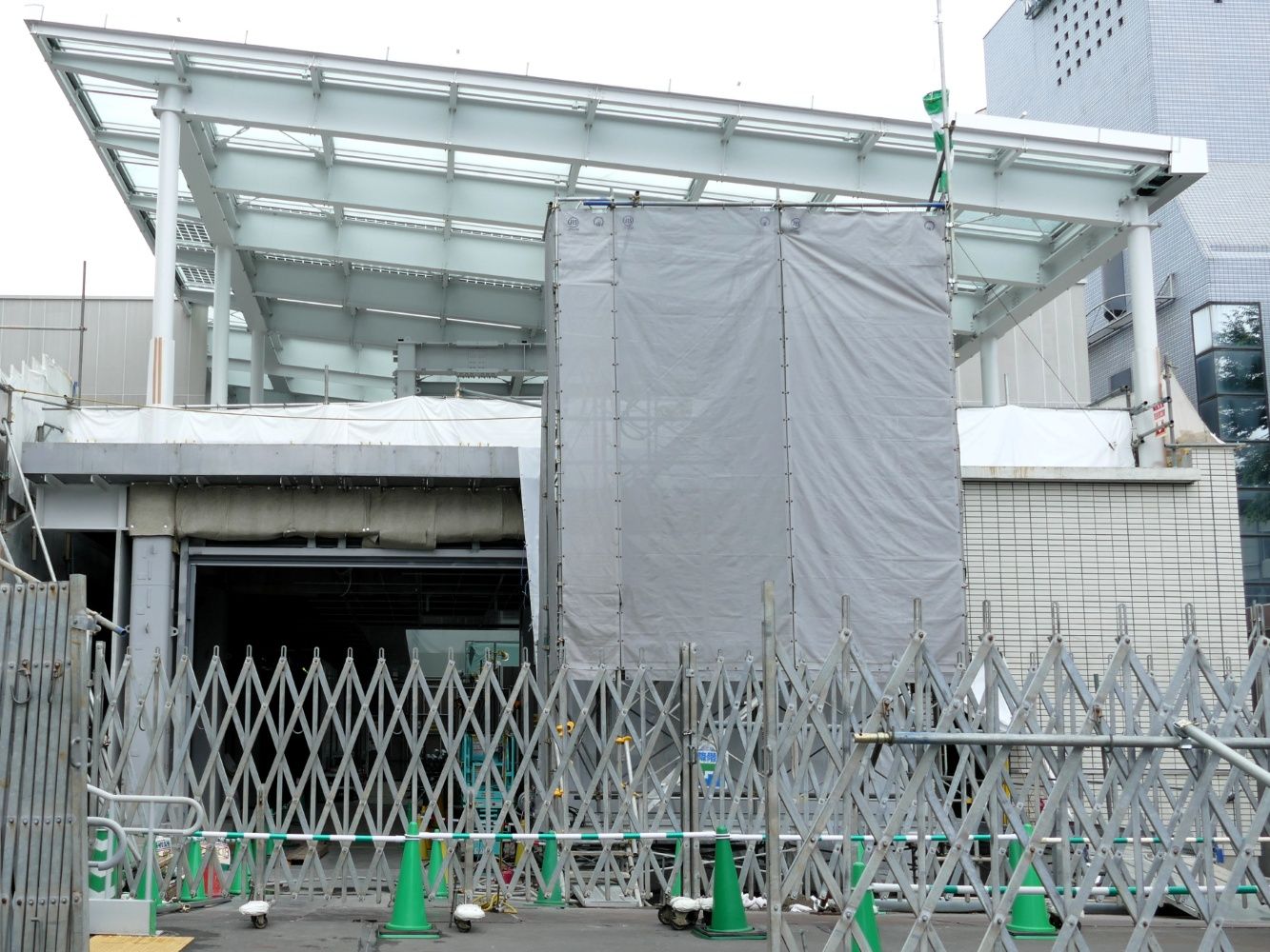 工事中の下北沢駅。現在の南西口＝2016年6月（記者撮影）