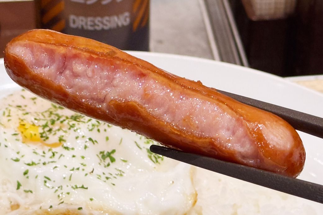 松屋のモーニングでも人気のソーセージ。しっかり焼いて、皮がはじけた部分からきらめく肉汁がそそる（写真：筆者撮影）