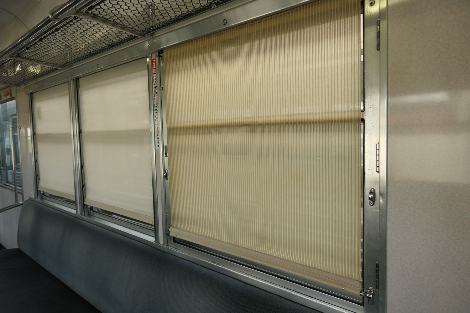 カーテンを閉めた状態（記者撮影）