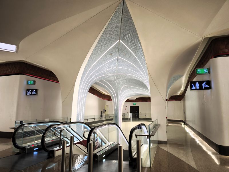 駅の改札内には必ずトイレがある。左が男子、右が女子トイレ（筆者撮影）