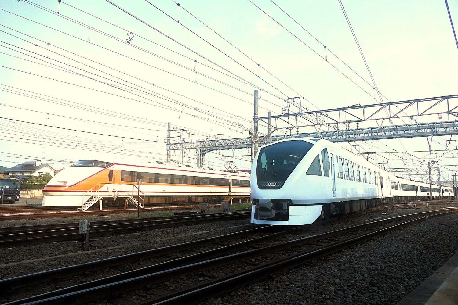 東武鉄道とJR四国の初コラボ企画当日。早朝に北春日部の車両基地を出場する「スペーシアX」=2025年8月23日(記者撮影)