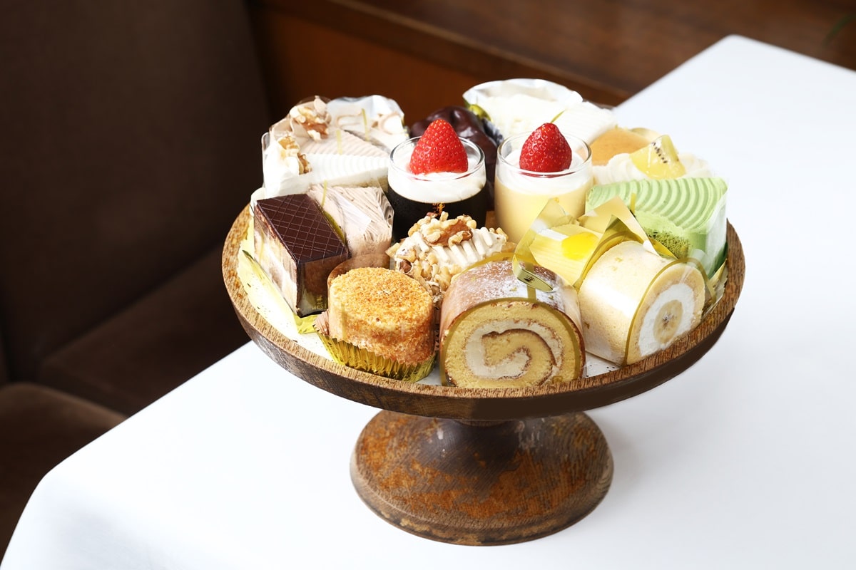 来店客に出すケーキのサンプル。15種類ほどがぎっしりと詰まっている(撮影:今井康一)