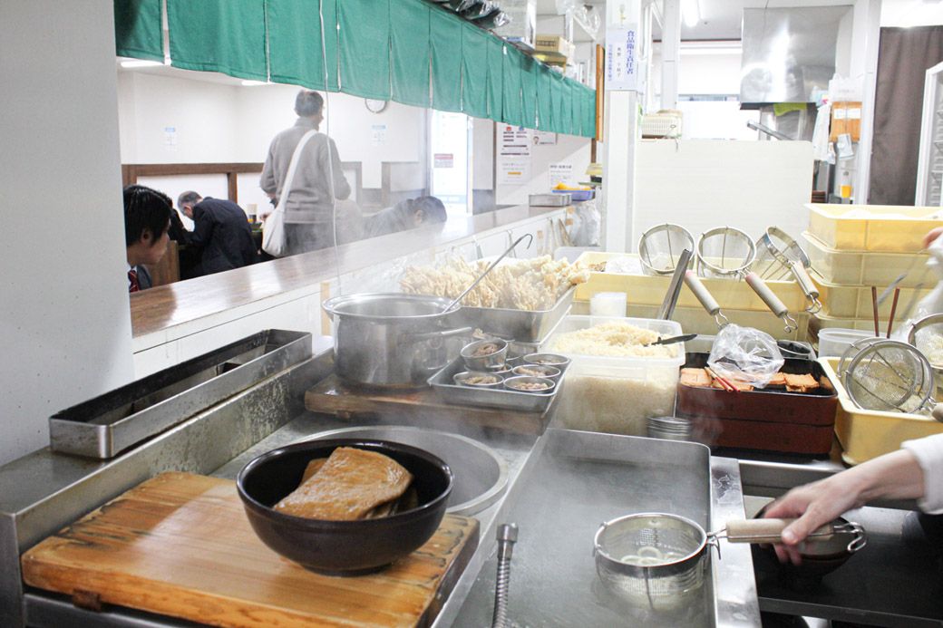 そばも同じ釜で茹でるため、そばアレルギーの方はご注意を（写真：筆者撮影）