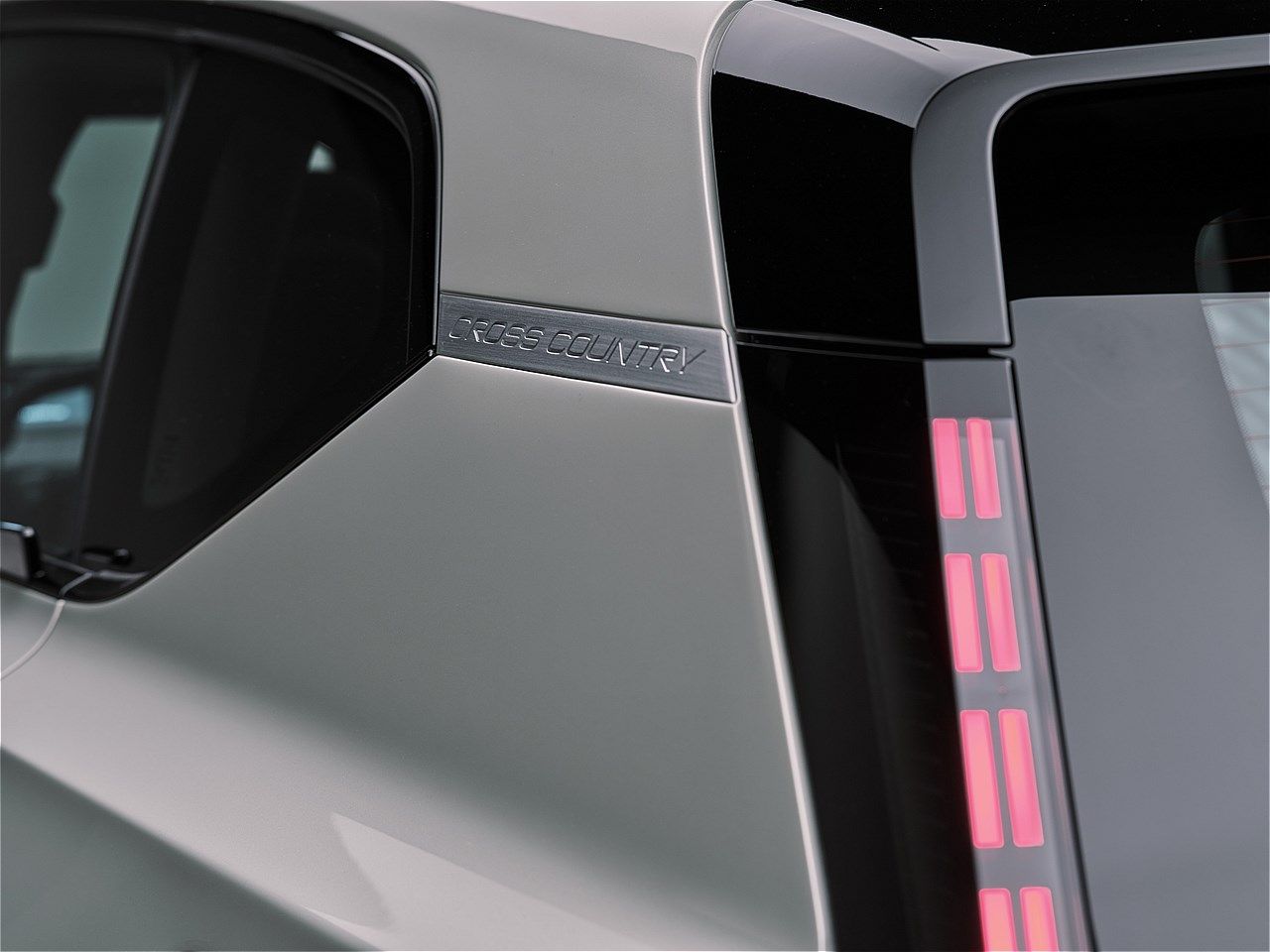 EX60と同時に発表されたボルボ「EX60クロスカントリー」（写真：ボルボ・カー・ジャパン）