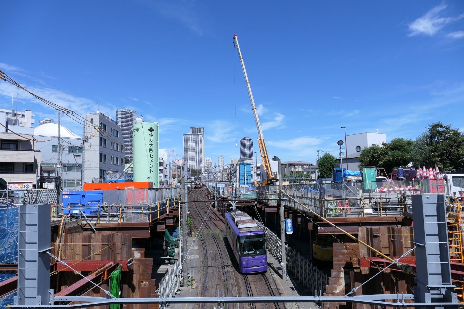 坂を下る早稲田行き電車（記者撮影）