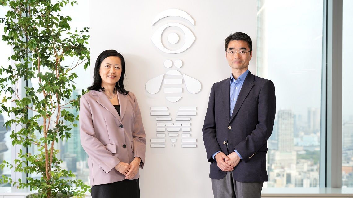 日本IBM 執行役員トランスフォーメーション&オペレーションズ担当 小野健二氏(写真右)と、コンサルティング事業本部人事担当 香田絵里氏(写真左)