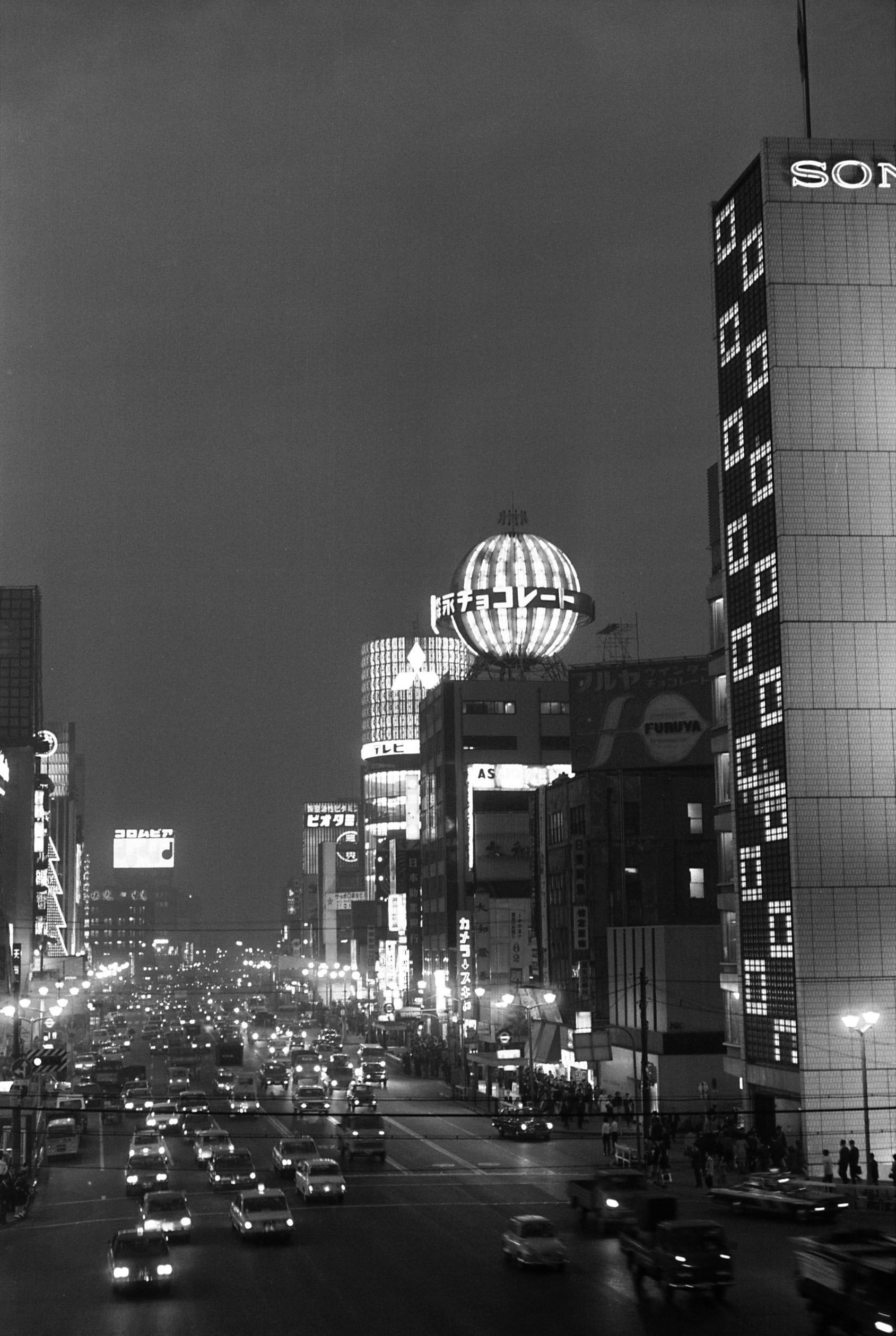 銀座のネオン（写真：1969年11月7日、東洋経済写真部撮影）