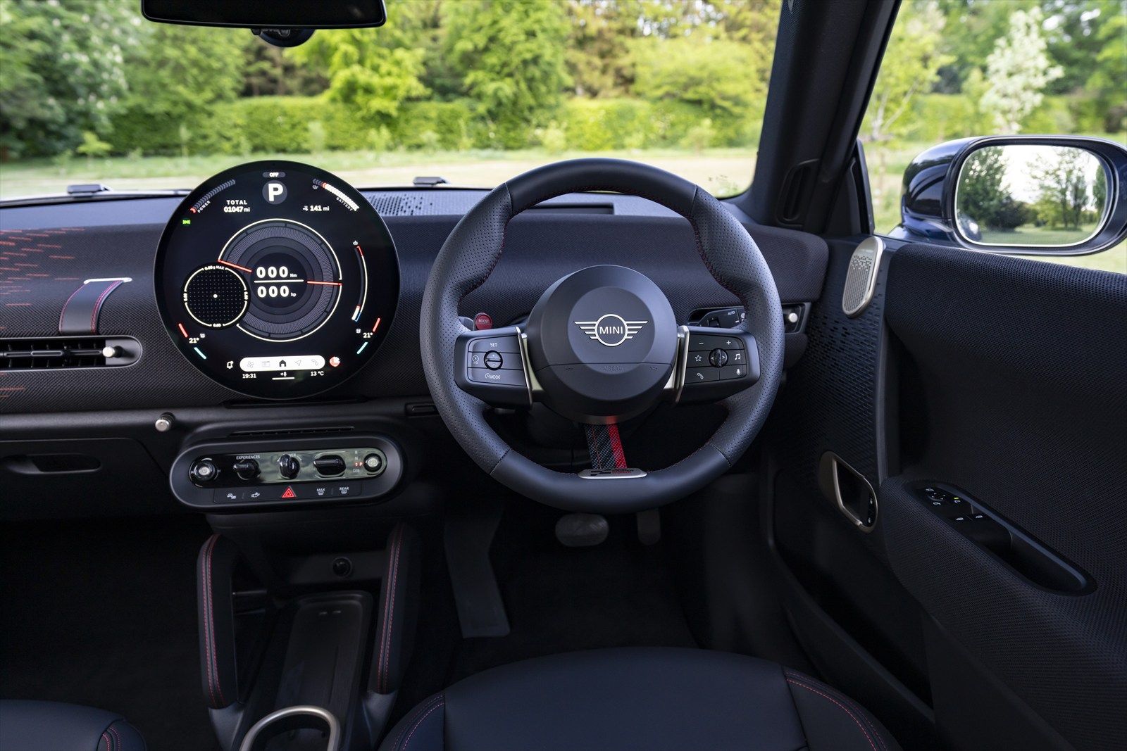 ダッシュボードの物理的スイッチはスターター、ドライブモードセレクター、シフター（とパーキングスイッチ）（写真：MINI）