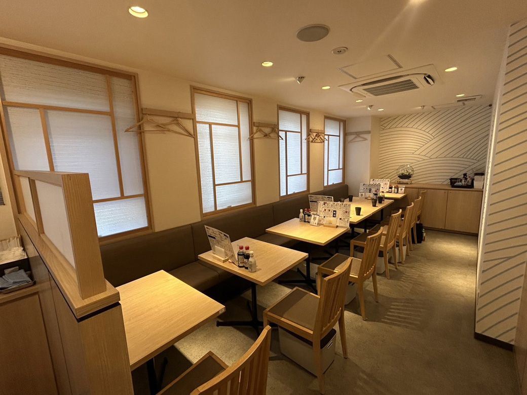 「魚がイチバン 九段靖国通り店」の内観（写真：筆者撮影）