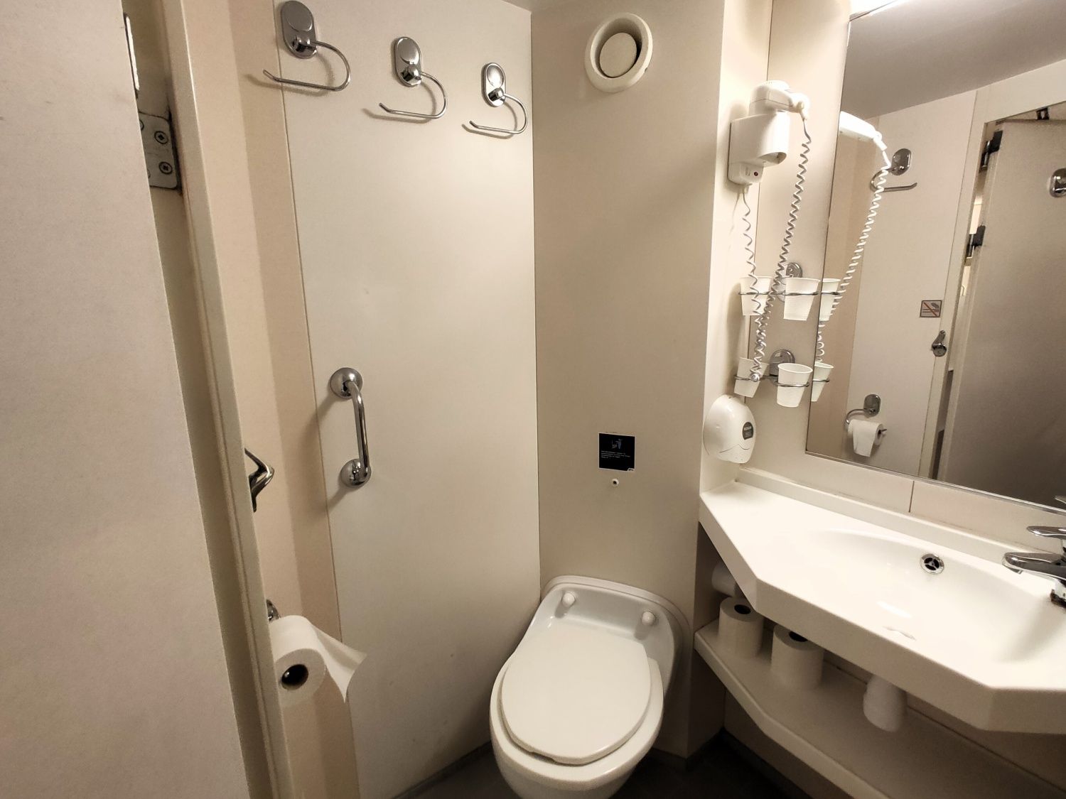 部屋にはトイレとシャワー（写真：谷川一巳）