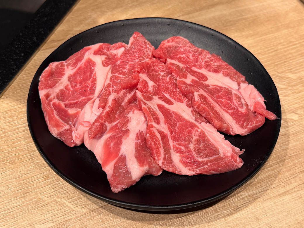 創業以来の看板メニュー 「生ラム成吉思汗」（1045円）（写真：筆者撮影）