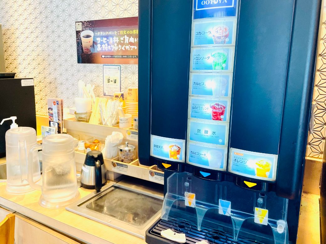 ドリンクバーの様子（筆者撮影）